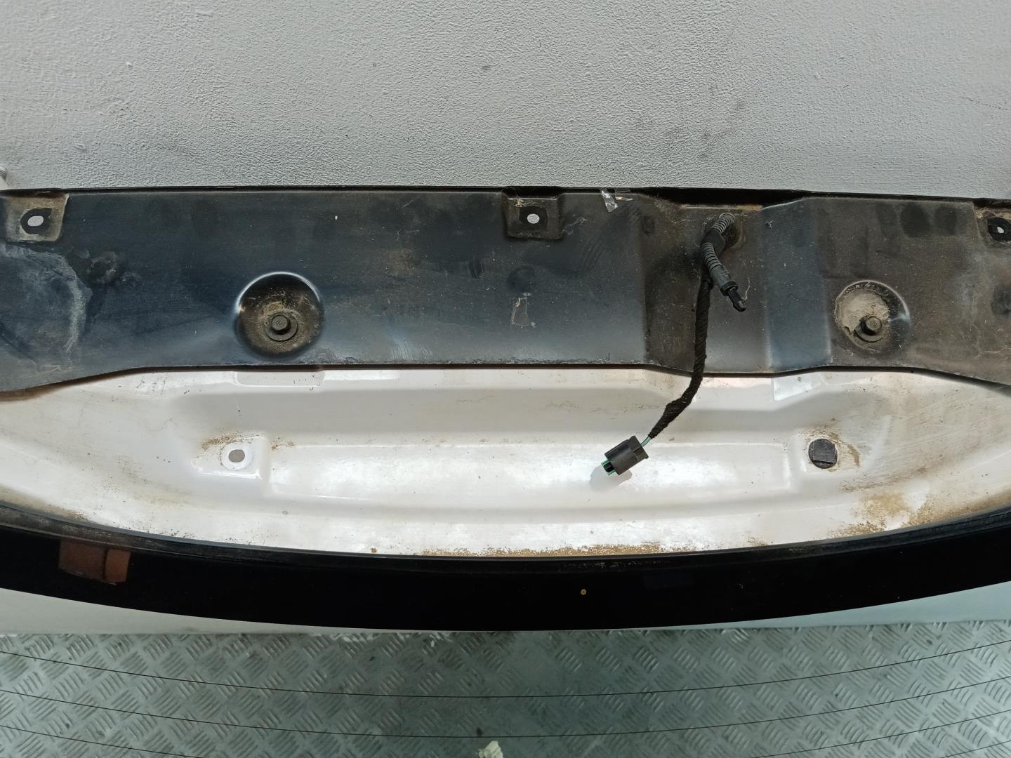 Дверь багажника