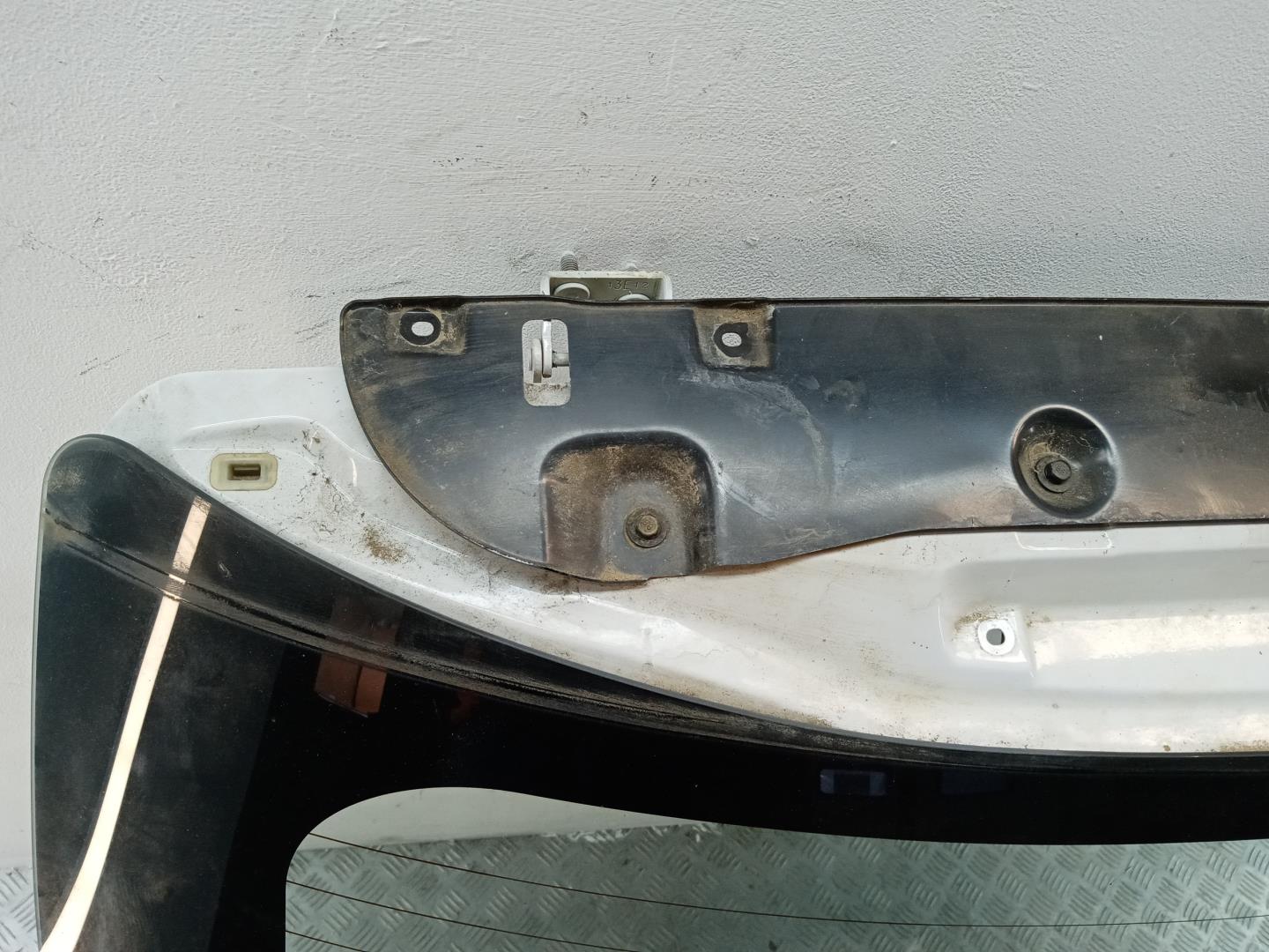 Дверь багажника