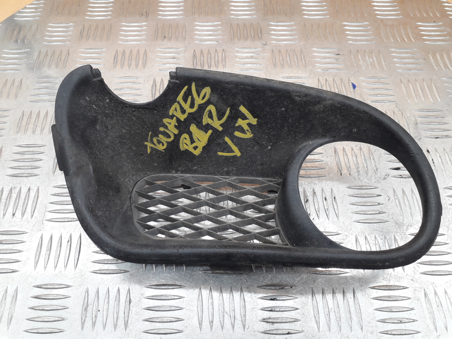 Рамка противотуманной фары левой