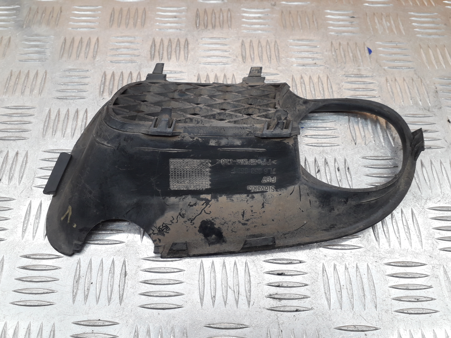 Рамка противотуманной фары левой