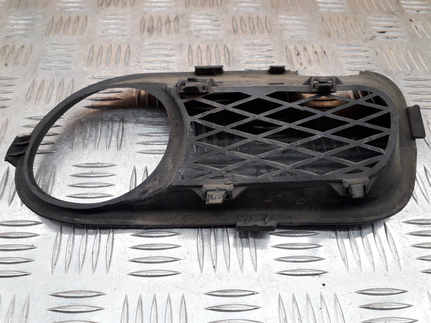 Рамка противотуманной фары левой