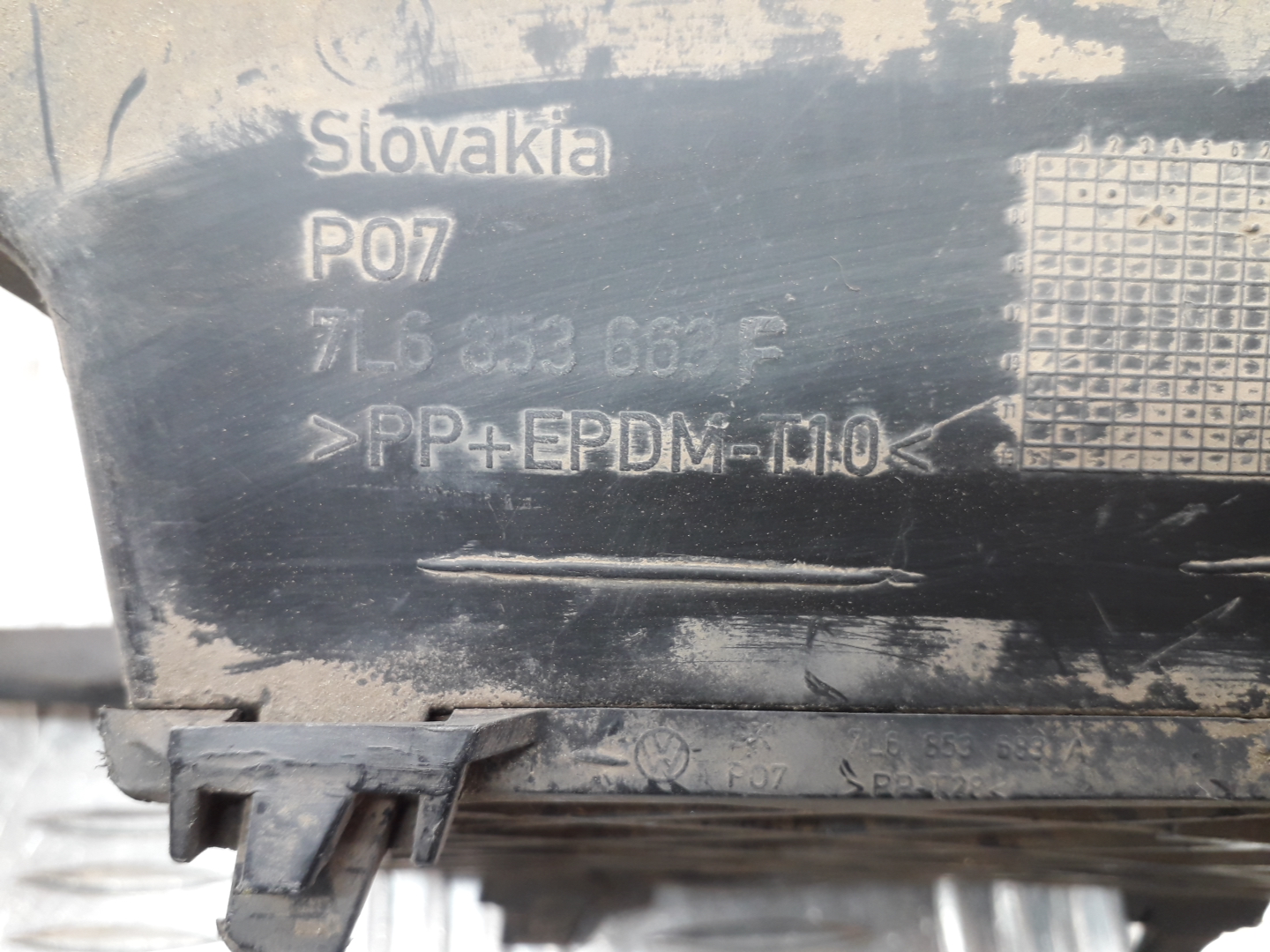 Рамка противотуманной фары левой