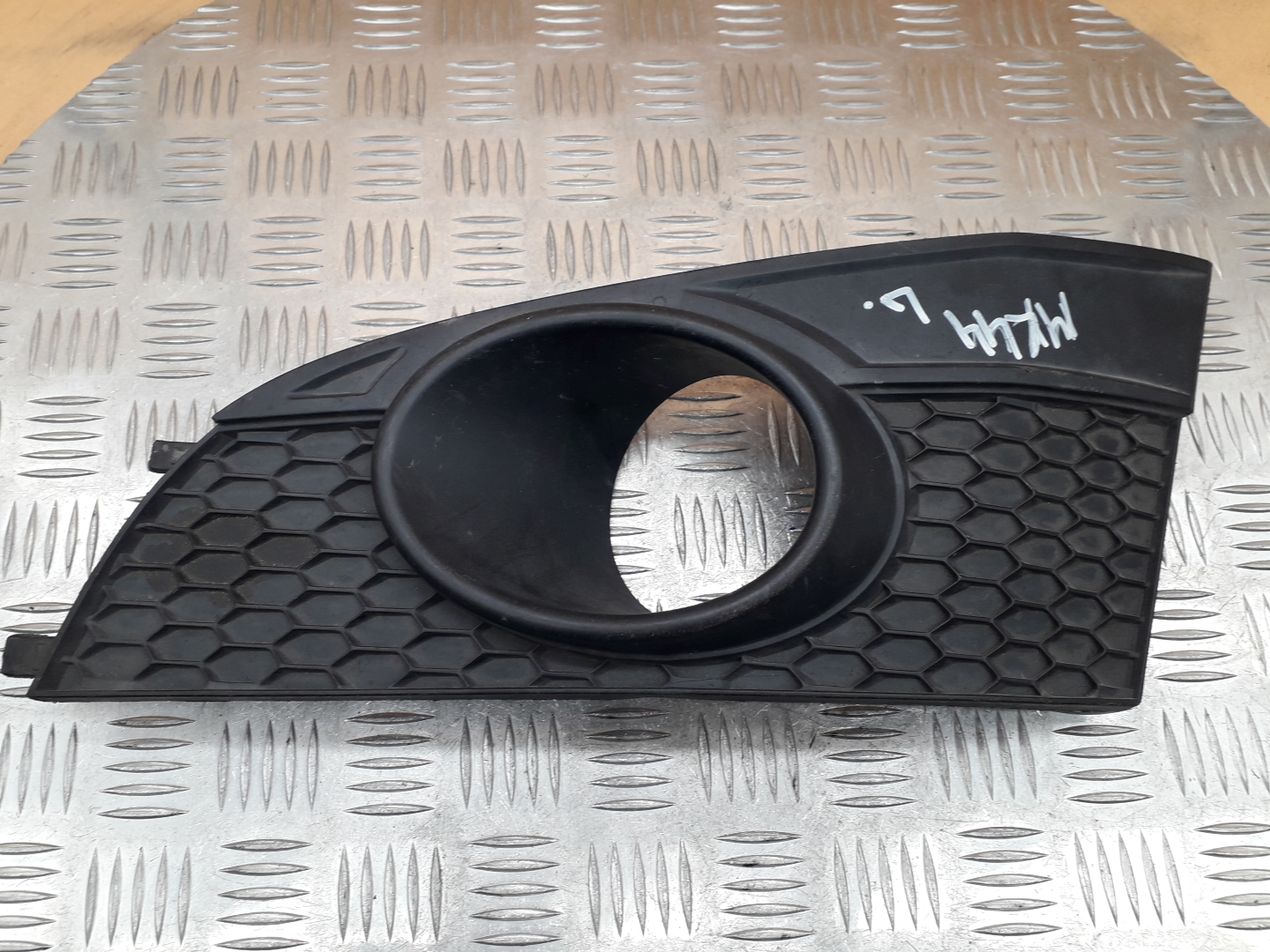 Рамка противотуманной фары левой