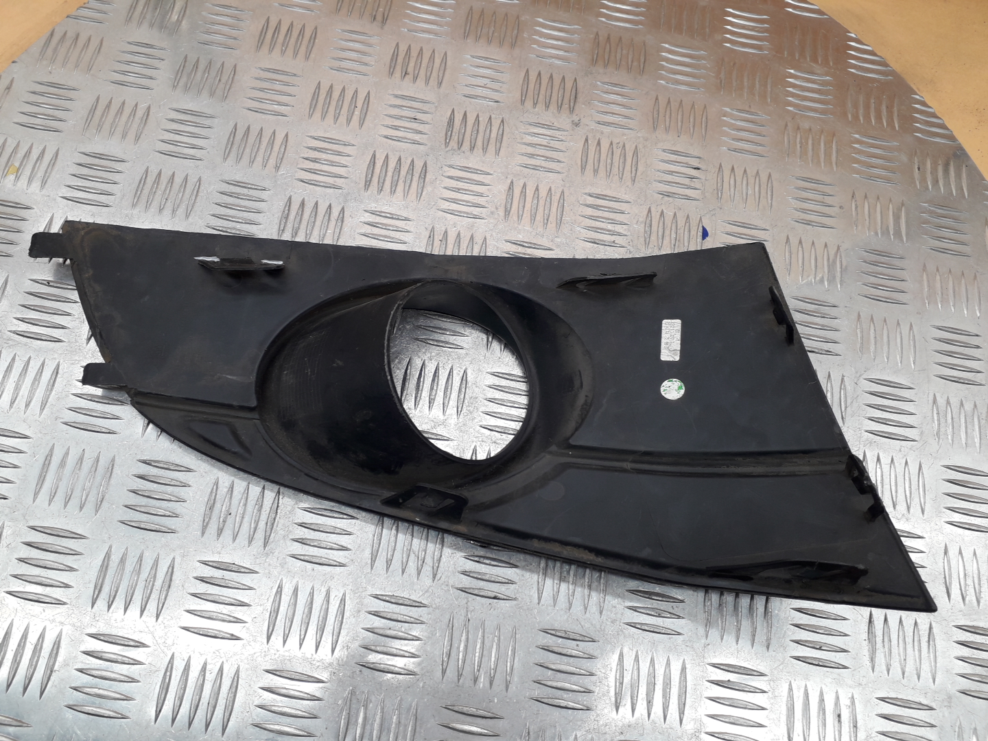 Рамка противотуманной фары левой