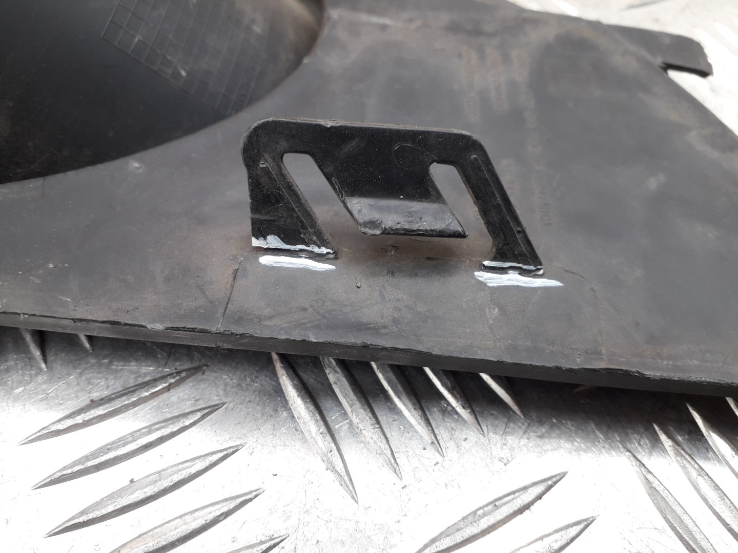 Рамка противотуманной фары левой