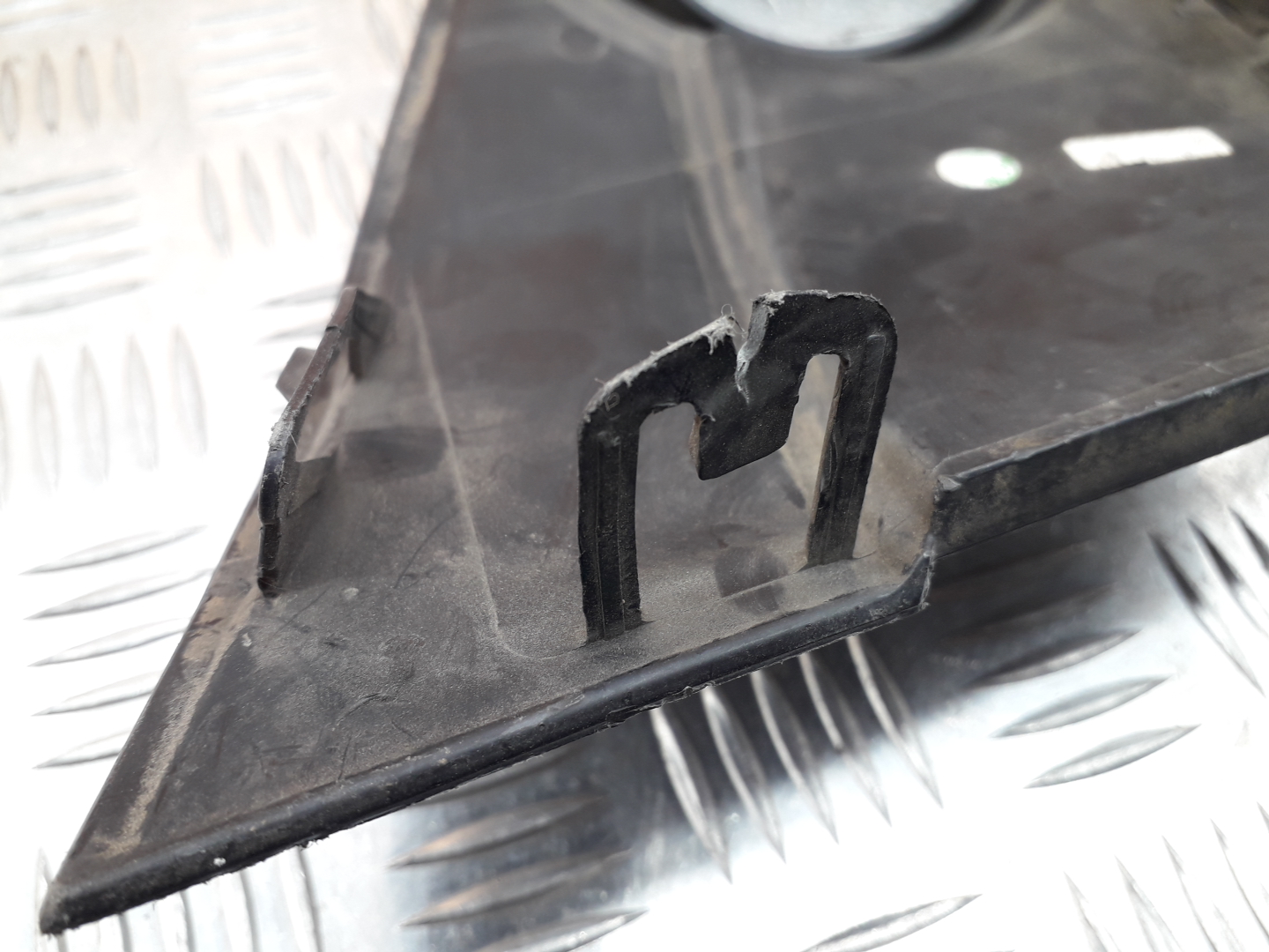 Рамка противотуманной фары левой