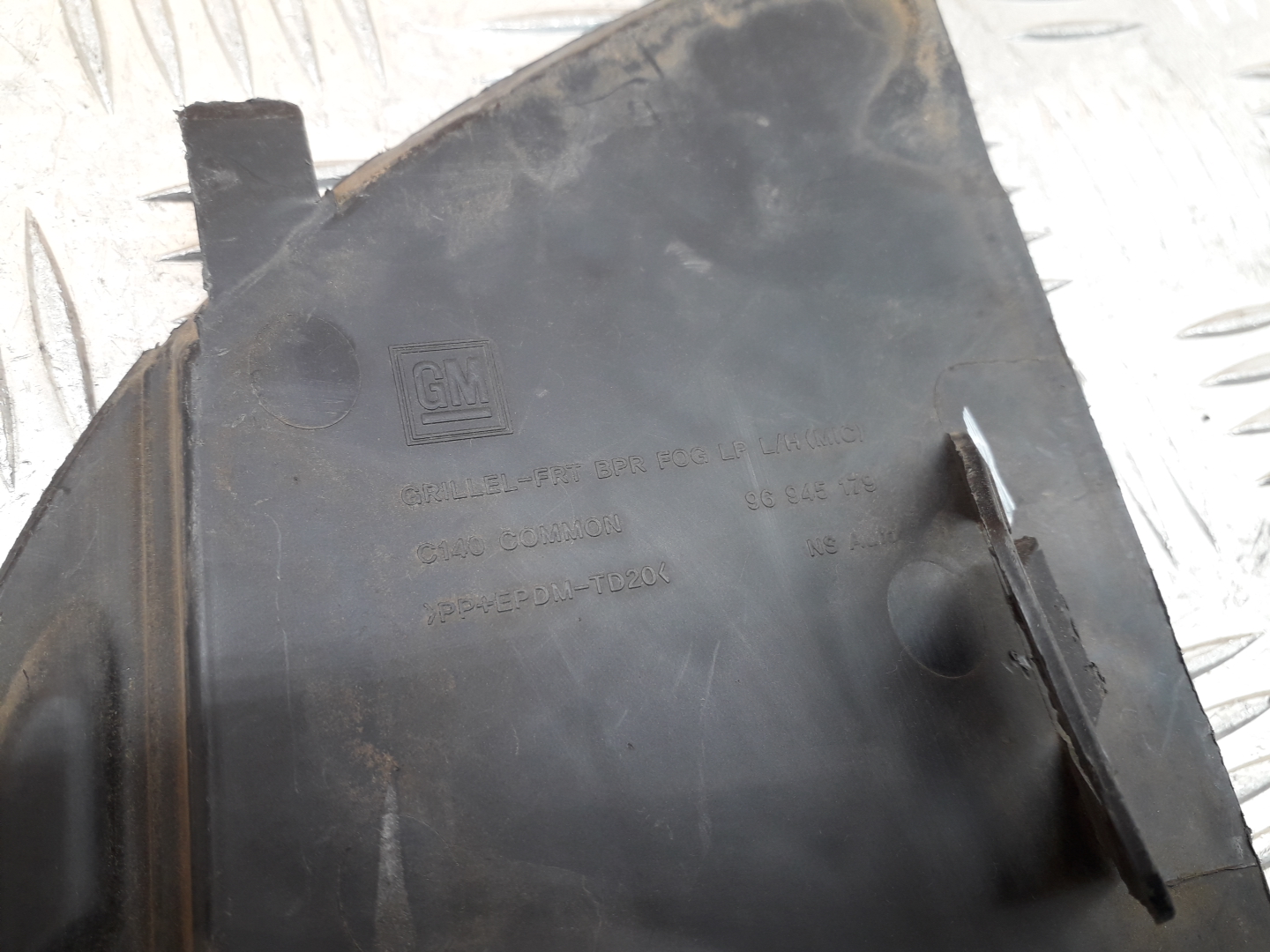 Рамка противотуманной фары левой