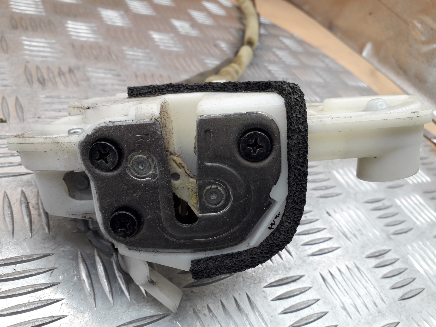 Замок двери передней правой