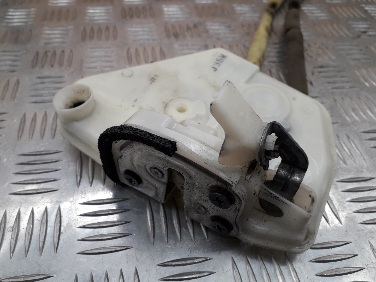 Замок двери передней правой