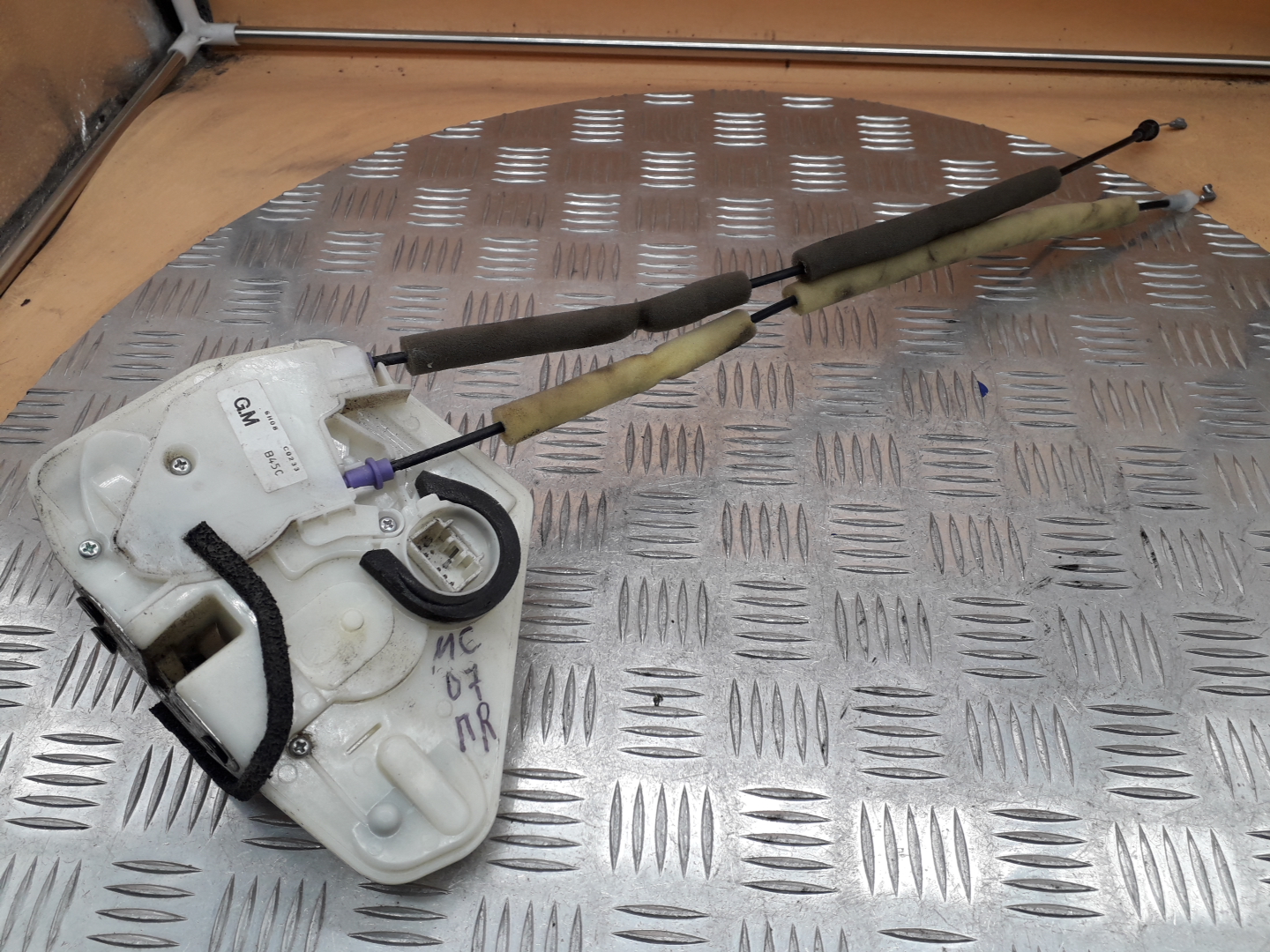 Замок двери передней правой