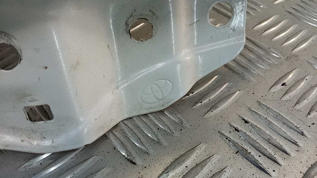 Крыло переднее правое