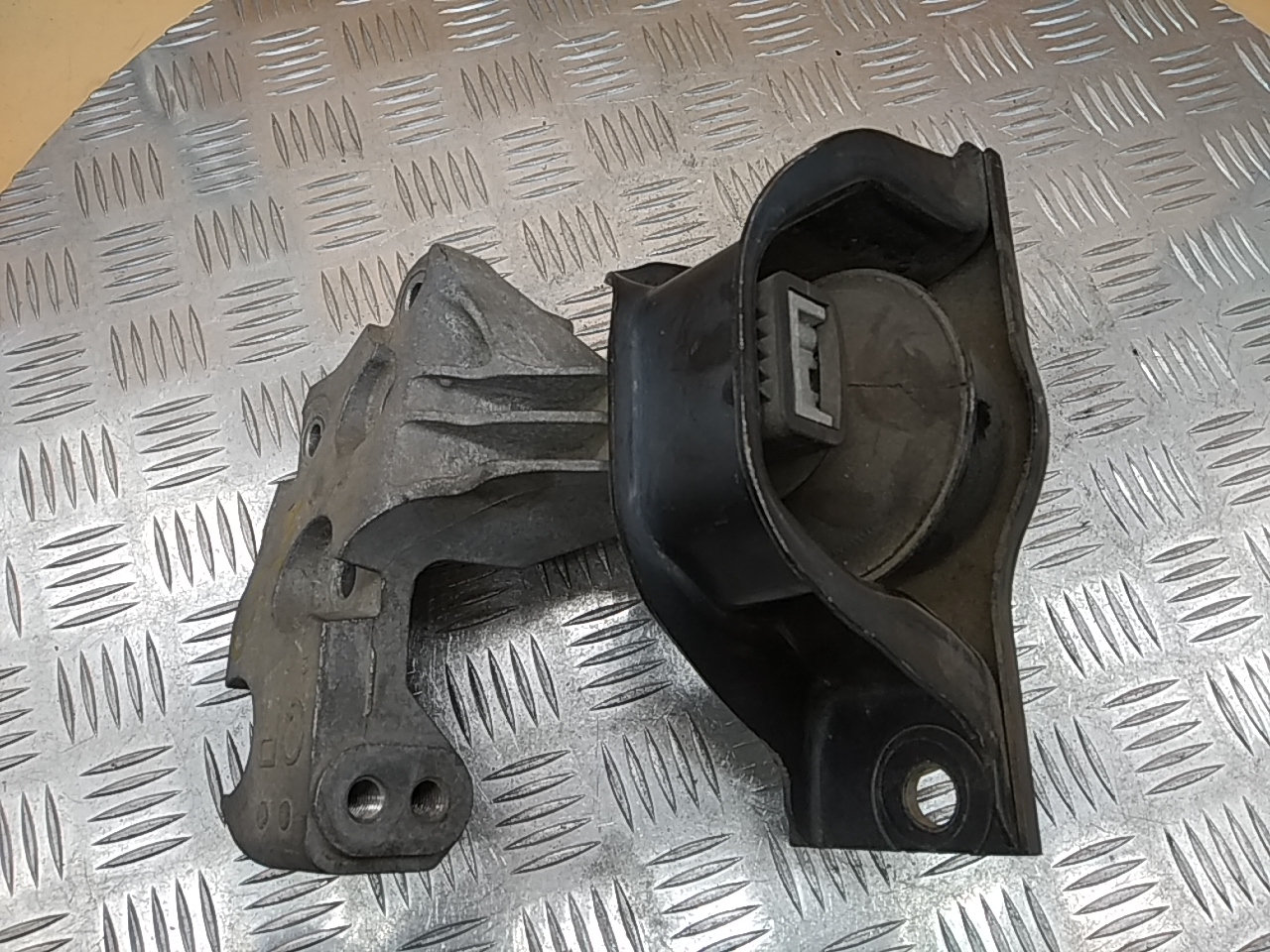 Опора двигателя правая