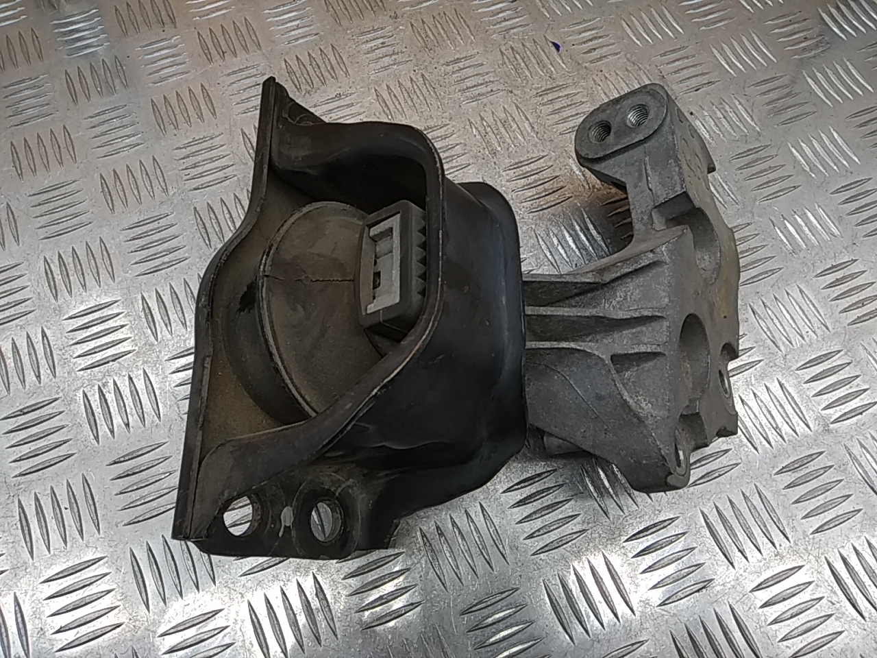 Опора двигателя правая