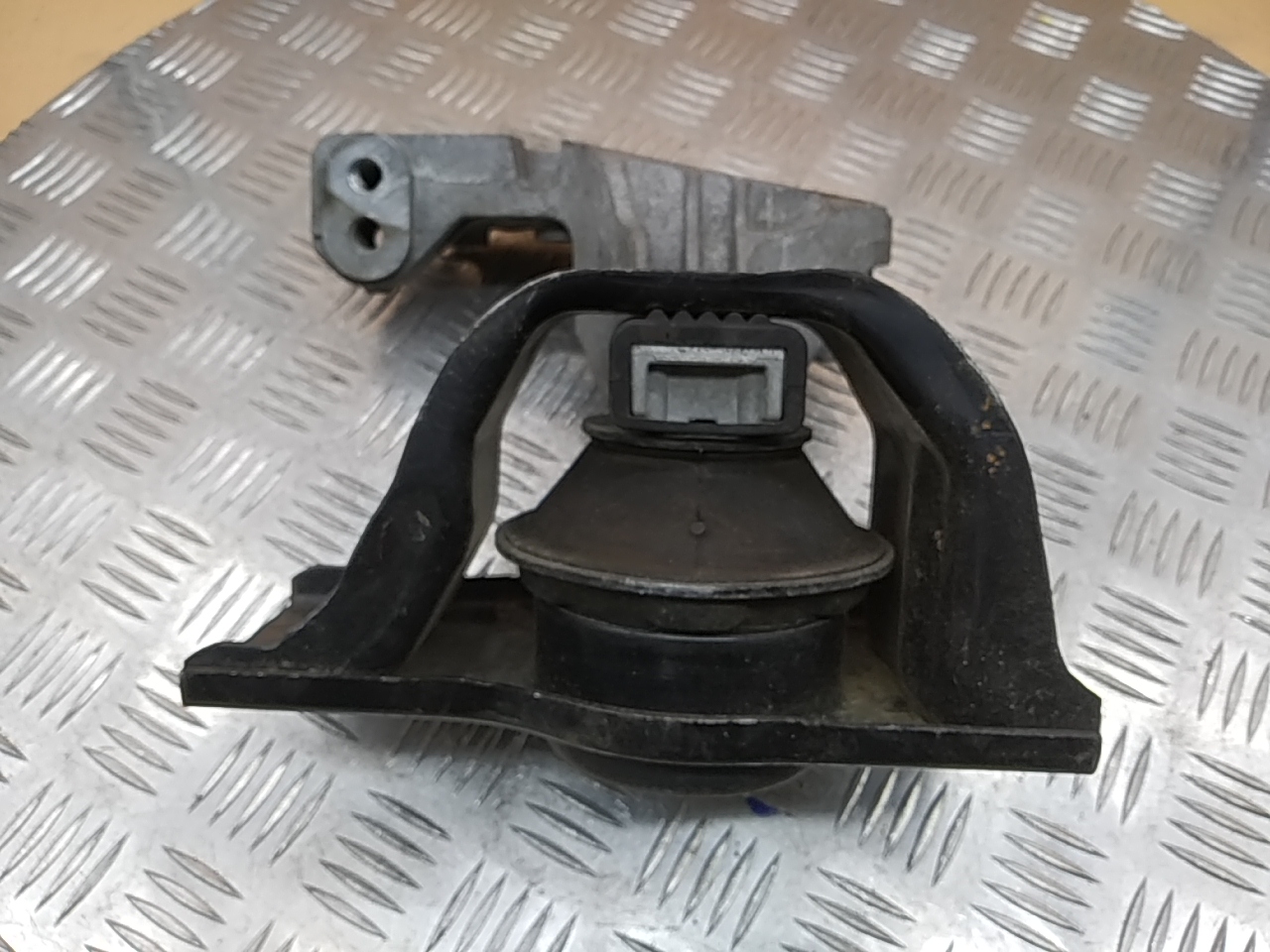 Опора двигателя правая