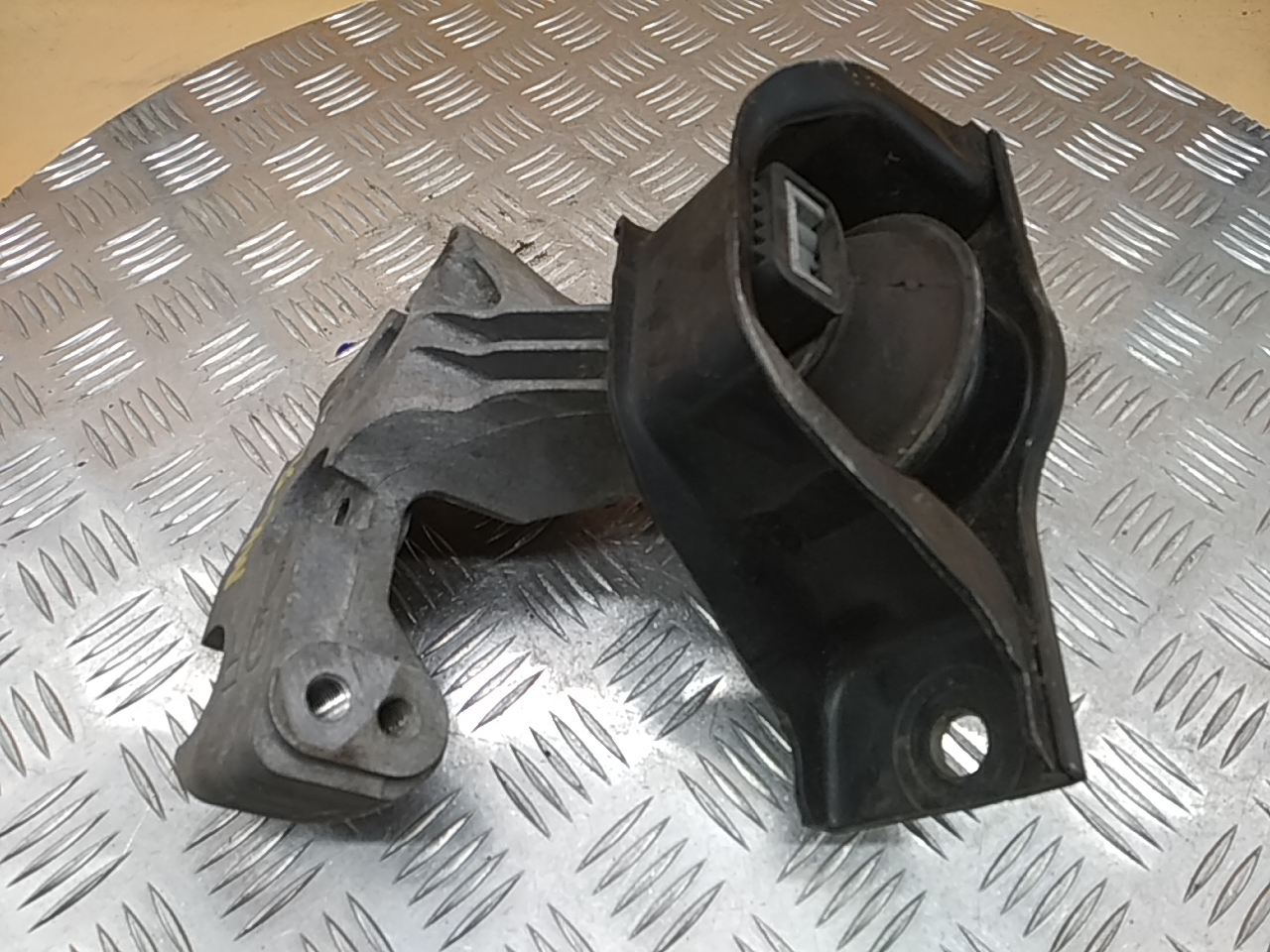 Опора двигателя правая