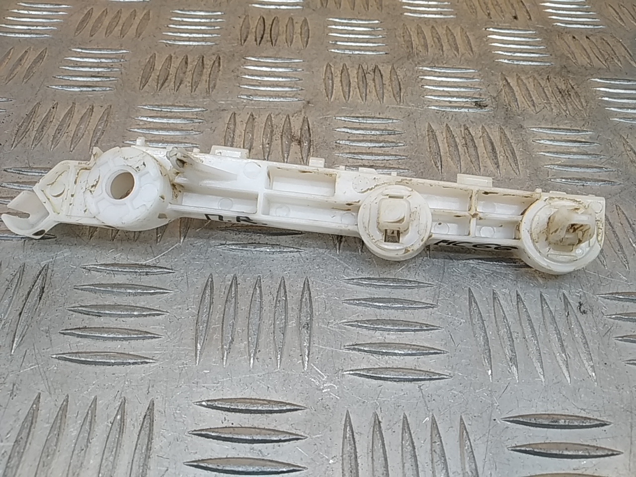 Кронштейн переднего бампера правый