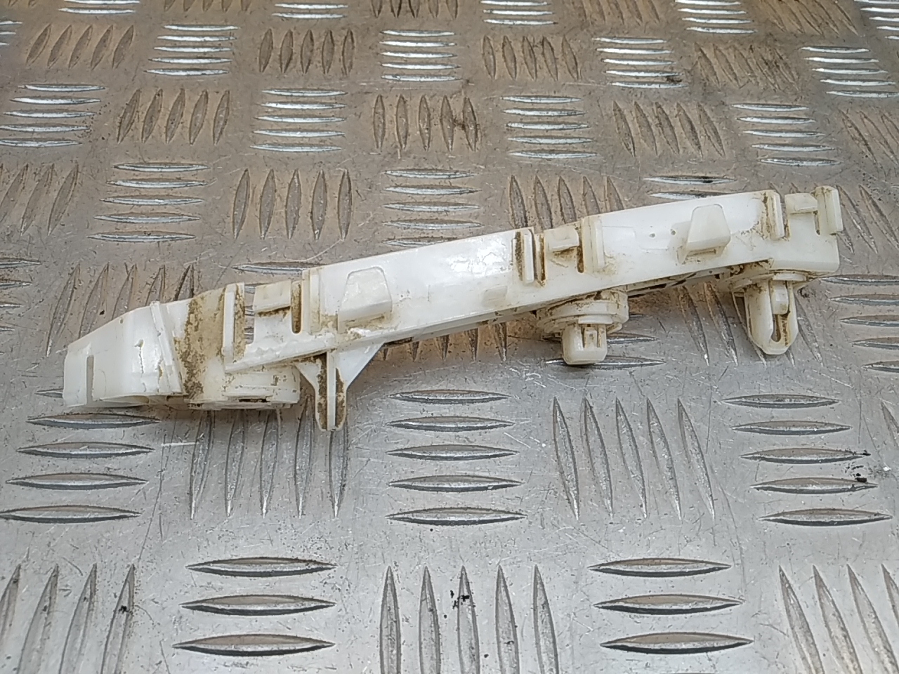 Кронштейн переднего бампера правый