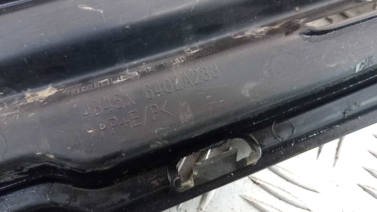 Решетка в бампер центральная