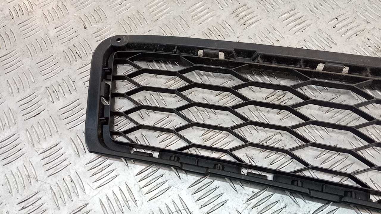 Решетка в бампер центральная