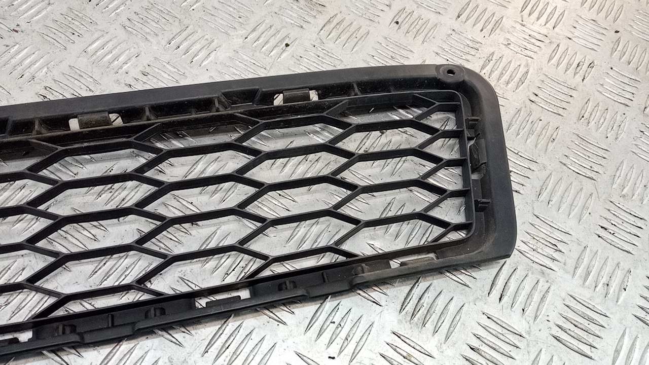 Решетка в бампер центральная