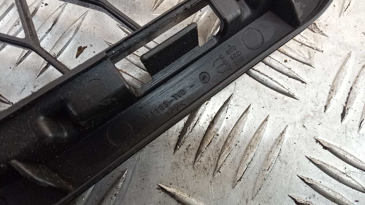 Решетка в бампер центральная