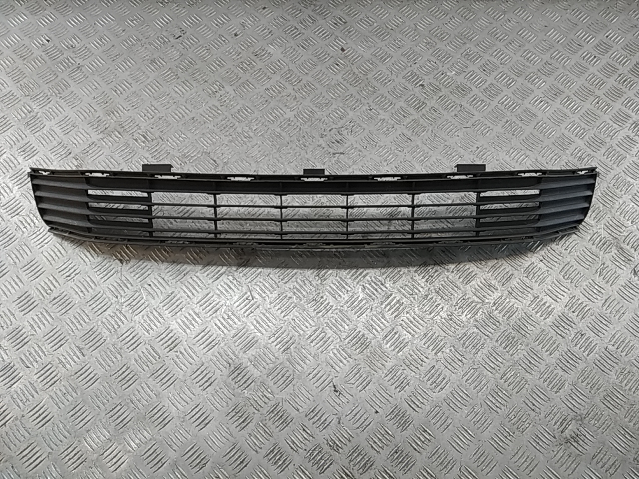 Решетка в бампер центральная