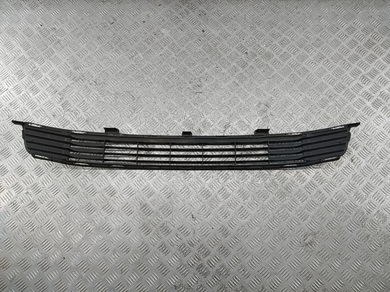 Решетка в бампер центральная