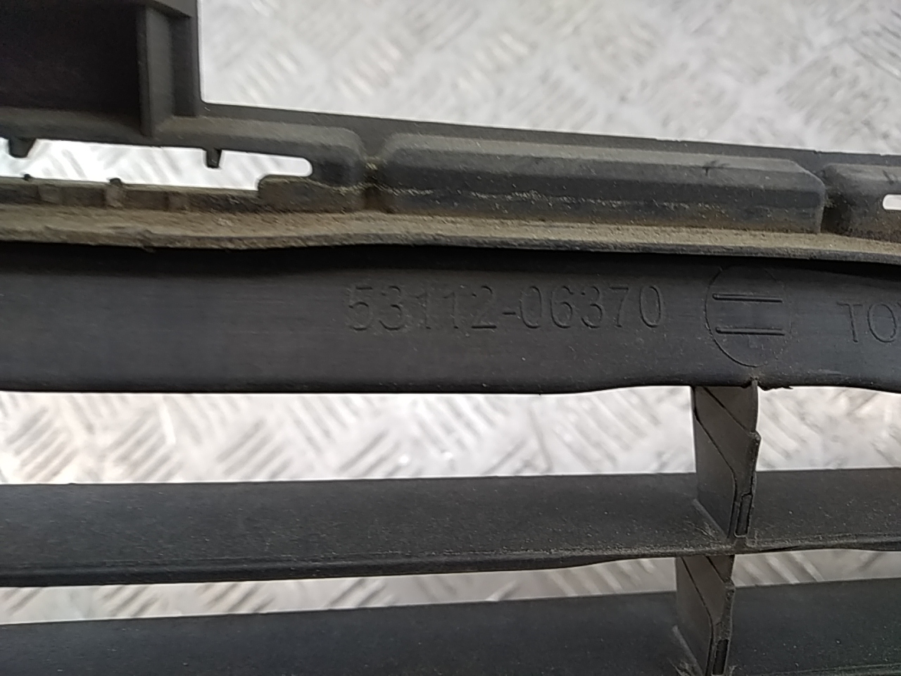 Решетка в бампер центральная