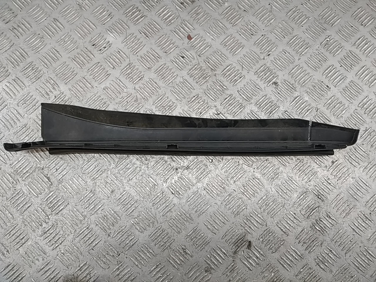 Накладка переднего крыла левого