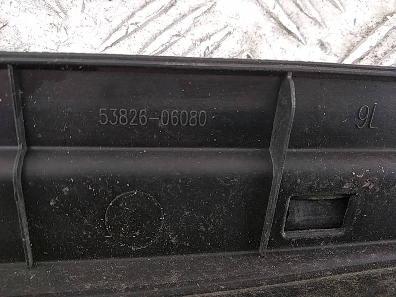 Накладка переднего крыла левого