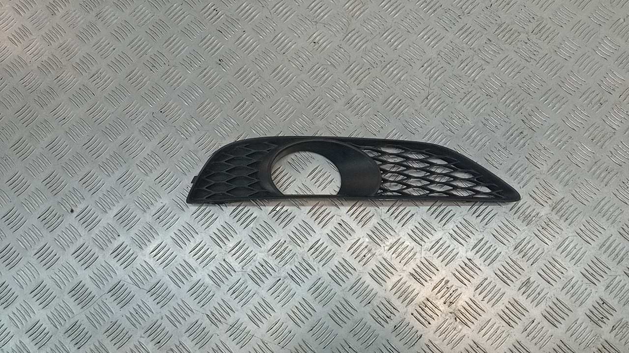 Рамка противотуманной фары левой