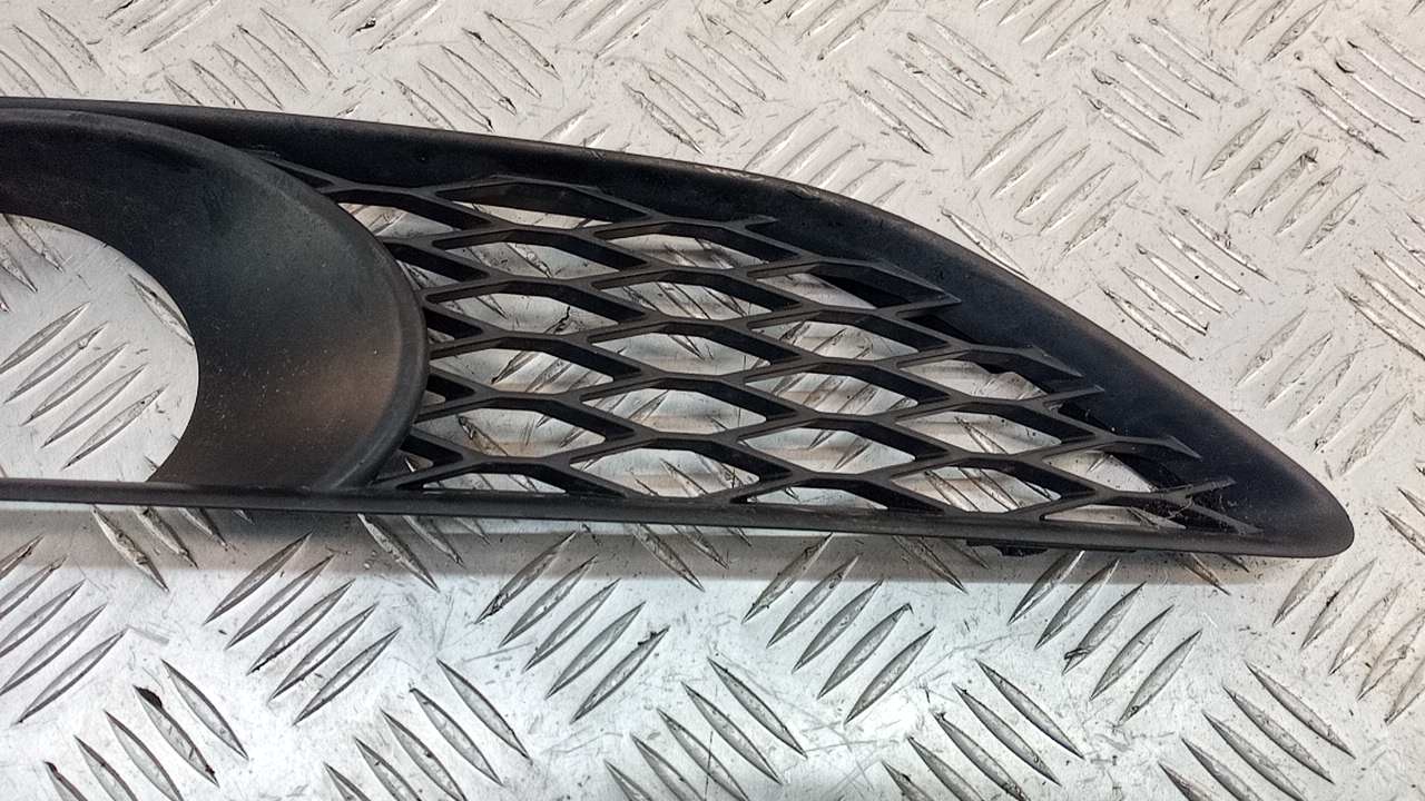 Рамка противотуманной фары левой