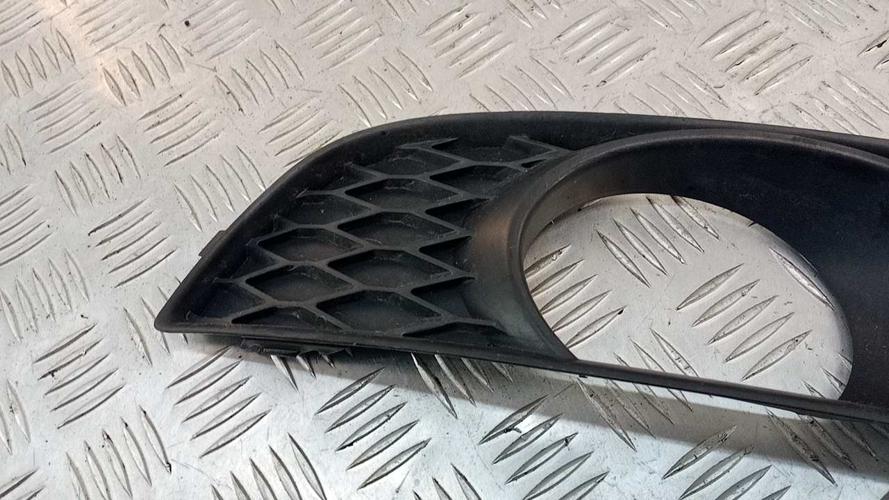 Рамка противотуманной фары левой