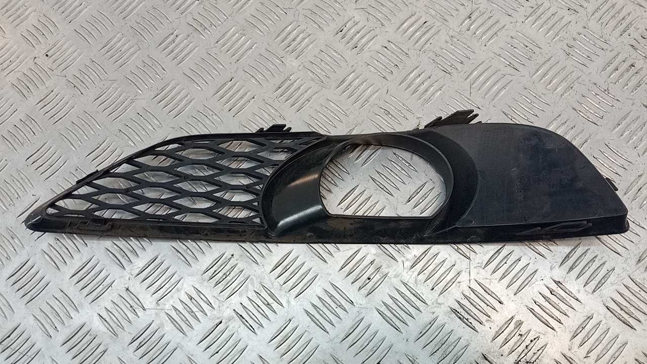 Рамка противотуманной фары левой