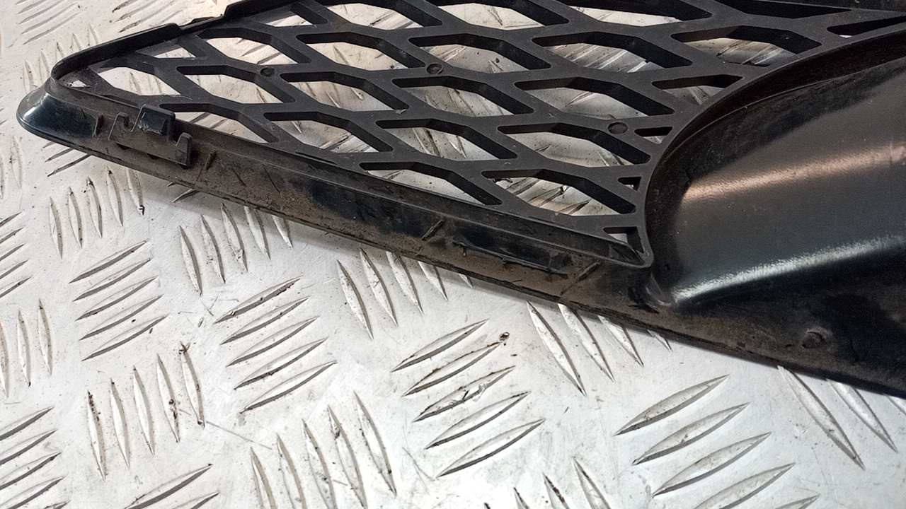 Рамка противотуманной фары левой