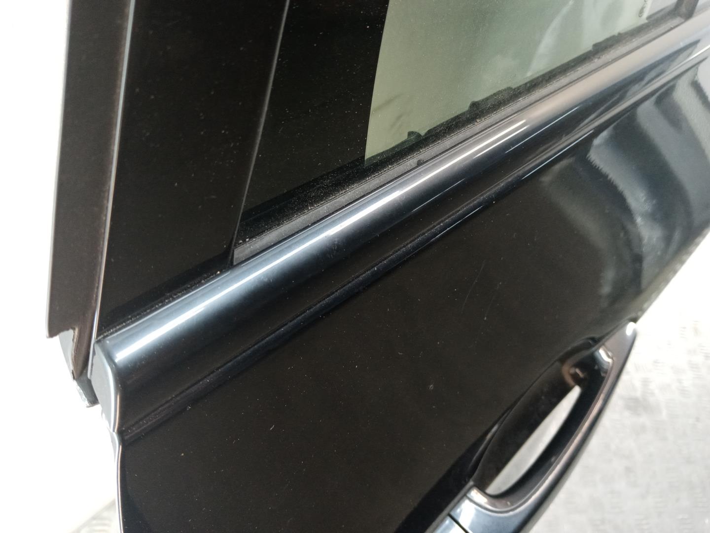 Накладка стекла заднего правого