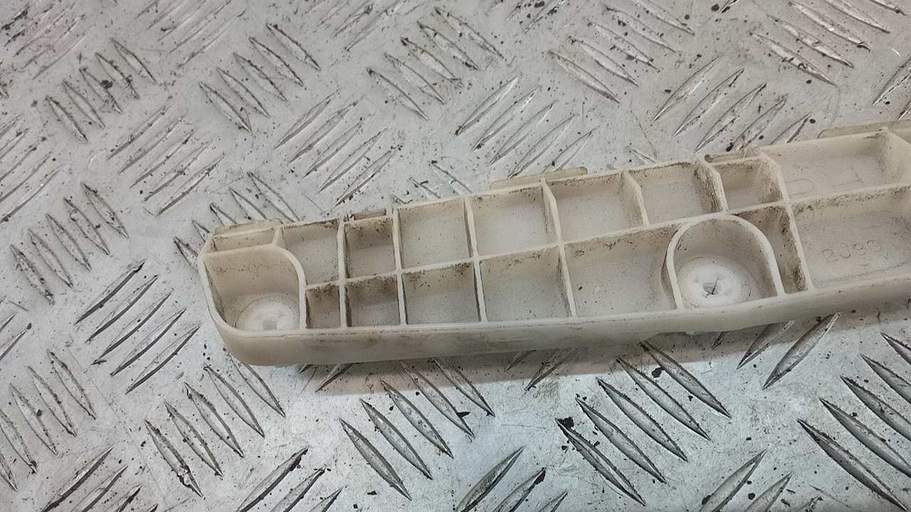 Направляющая заднего бампера правая