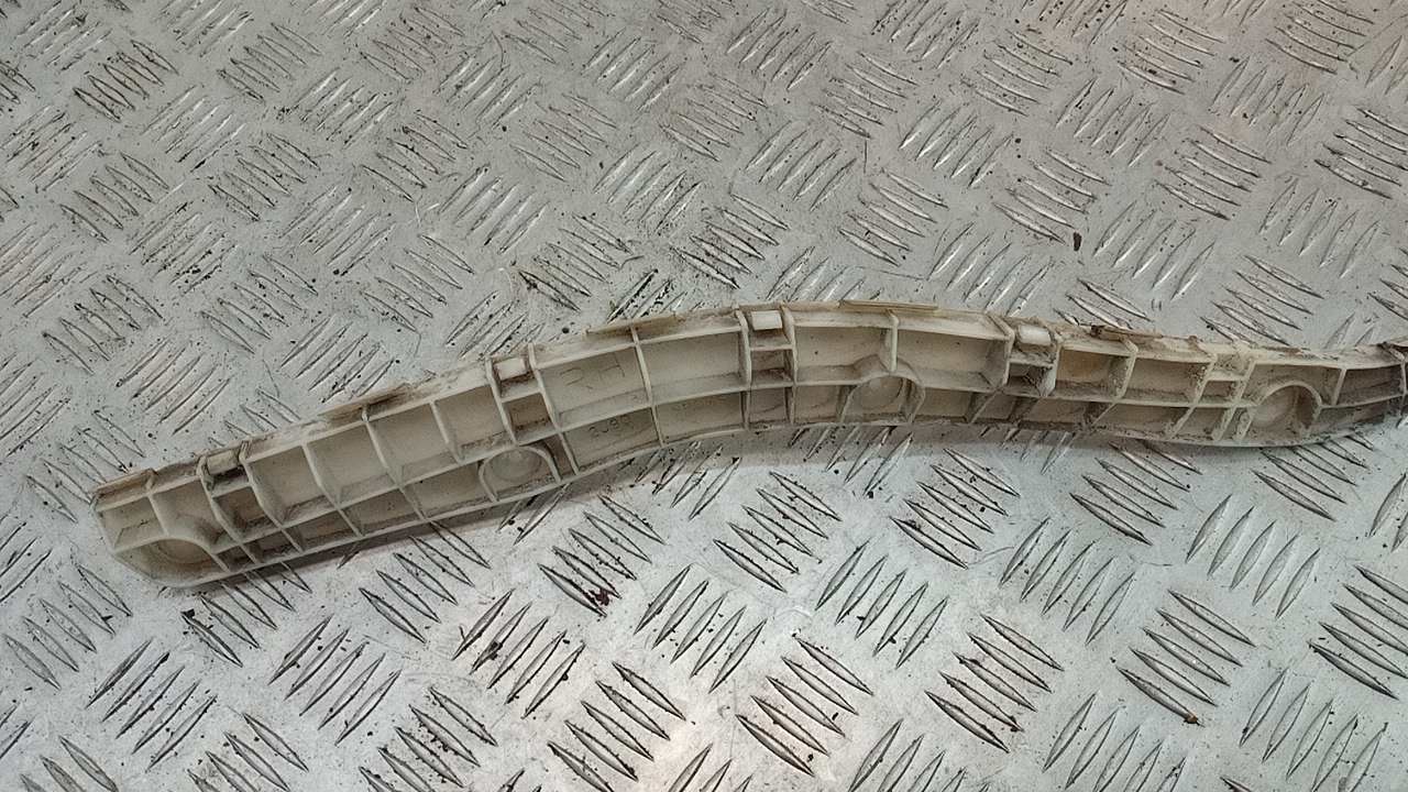 Направляющая заднего бампера правая