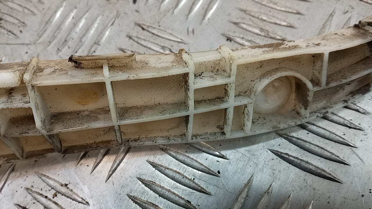 Направляющая заднего бампера правая