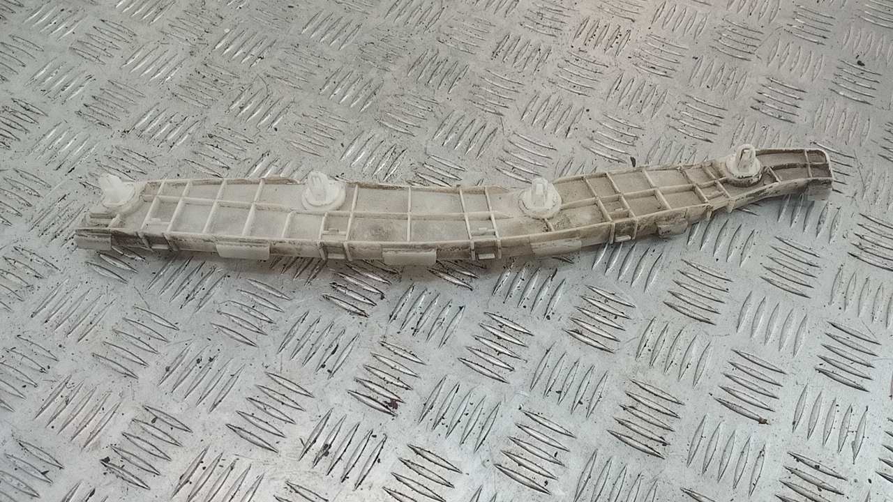 Направляющая заднего бампера правая