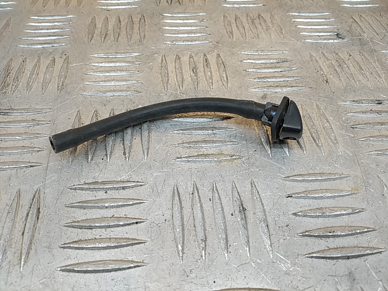 Форсунка омывателя зад стекла