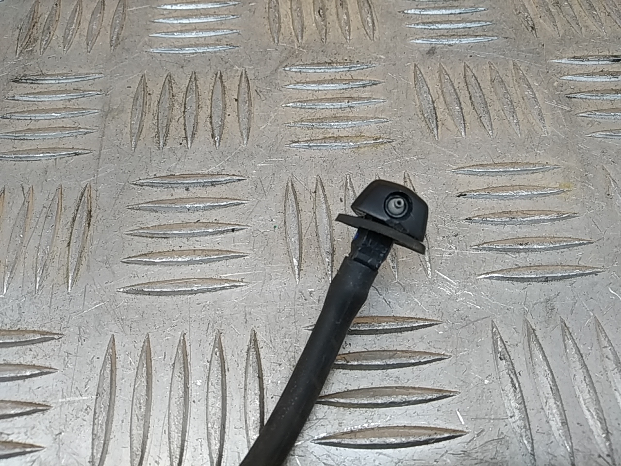 Форсунка омывателя зад стекла