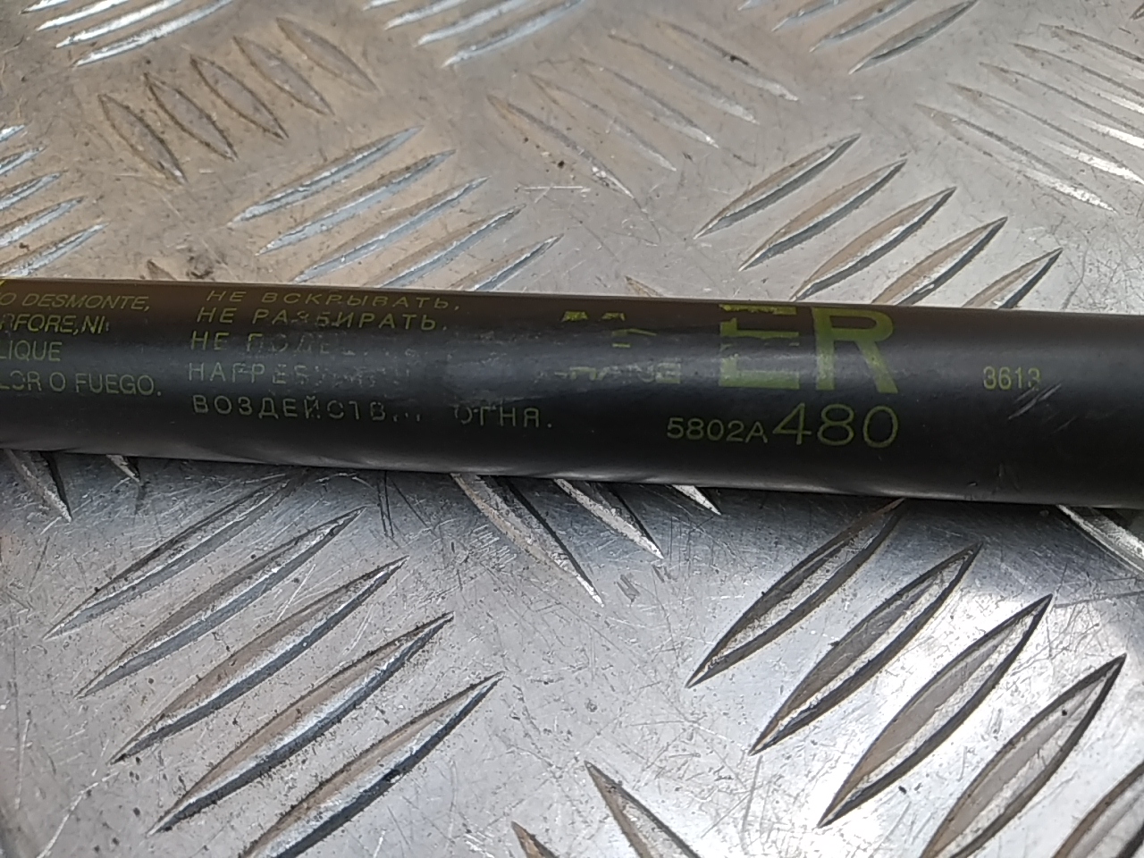 Амортизатор двери багажника