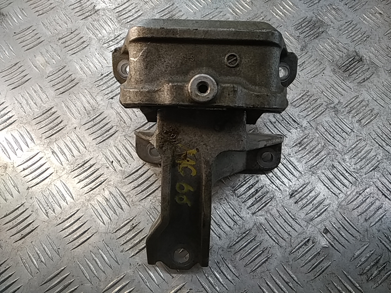 Опора двигателя левая