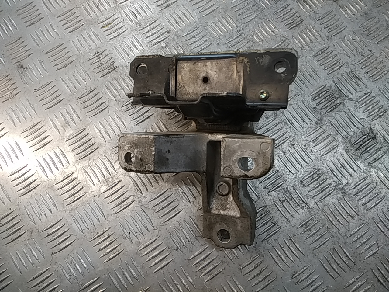 Опора двигателя левая