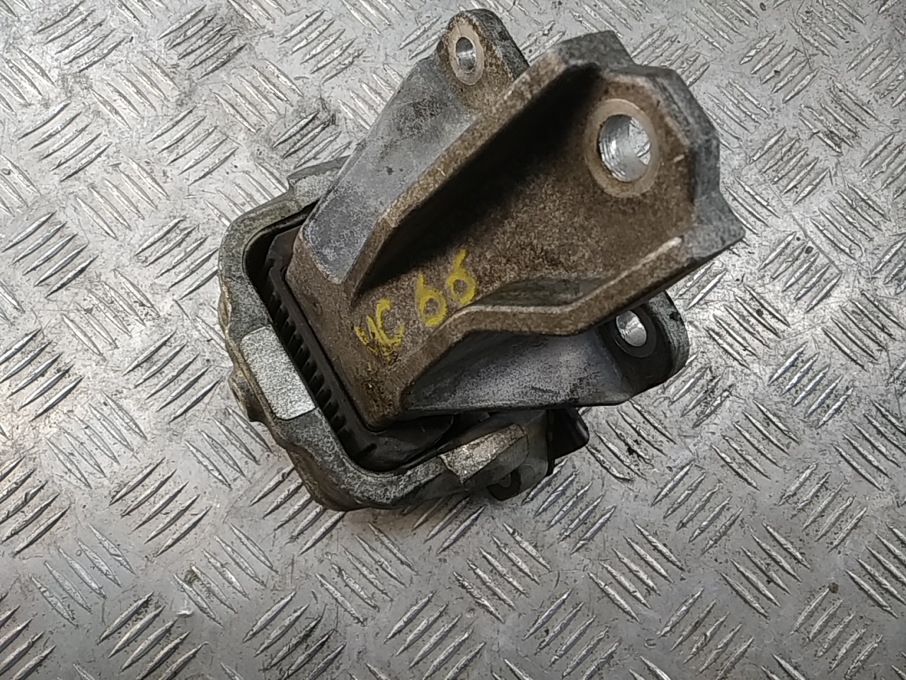 Опора двигателя левая