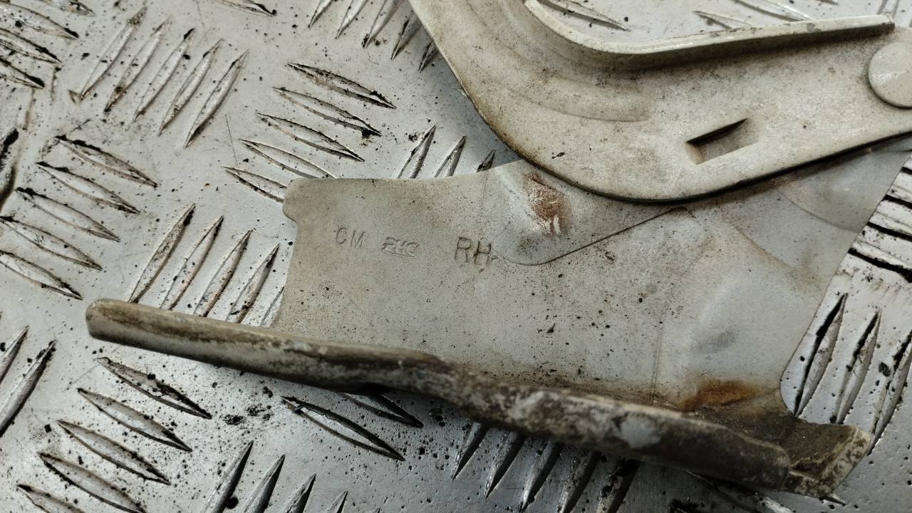 Петля капота правая