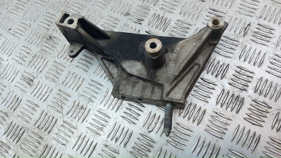 Кронштейн двигателя