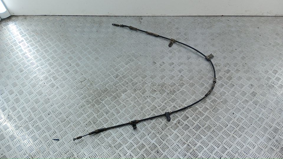 Трос стояночного тормоза левый