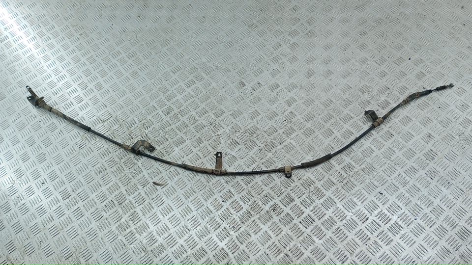 Трос стояночного тормоза правый